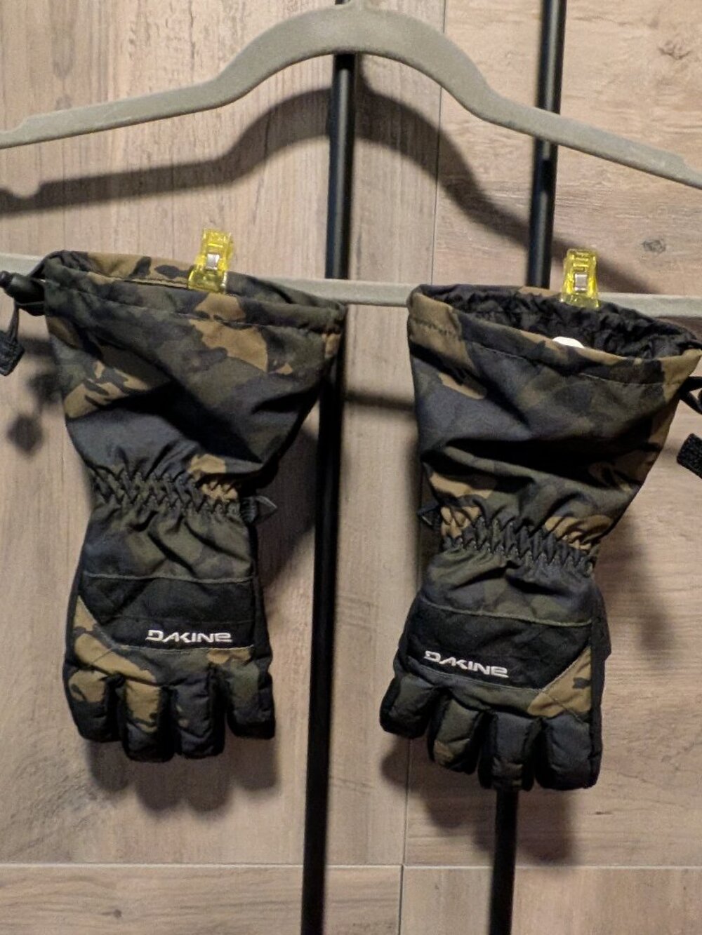 Dakine Boys Yukon Glove Camo/Black Medium 6-8, Winter, Waterproof, Adjustable